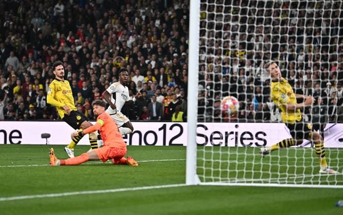 01 06 2024, xfux, Football UEFA Champions League Final 2024, Borussia Dortmund Real Madrid, emspor, v l Mats Hummels Borussia Dortmund , Gregor Knobel Borussia Dortmund , Vinicius Junior Real Madrid , Nico Schlotterbeck Borussia Dortmund Goal scored, erziehlt das Tor zum 2 0 DFL DFB REGULATIONS PROHIBIT ANY USE OF PHOTOGRAPHS as IMAGE SEQUENCES and or QUASI VIDEO London