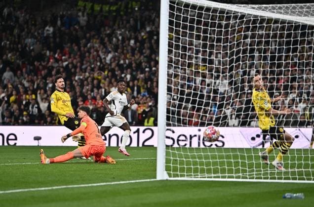 01 06 2024, xfux, Football UEFA Champions League Final 2024, Borussia Dortmund Real Madrid, emspor, v l Mats Hummels Borussia Dortmund , Gregor Knobel Borussia Dortmund , Vinicius Junior Real Madrid , Nico Schlotterbeck Borussia Dortmund Goal scored, erziehlt das Tor zum 2 0 DFL DFB REGULATIONS PROHIBIT ANY USE OF PHOTOGRAPHS as IMAGE SEQUENCES and or QUASI VIDEO London