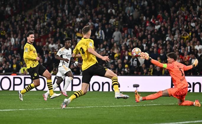 01 06 2024, xfux, Football UEFA Champions League Final 2024, Borussia Dortmund Real Madrid, emspor, v l Mats Hummels Borussia Dortmund , Ramy Bensebaini Borussia Dortmund , Vinicius Junior Real Madrid , Gregor Knobel Borussia Dortmund Goal scored, erziehlt das Tor zum 2 0 DFL DFB REGULATIONS PROHIBIT ANY USE OF PHOTOGRAPHS as IMAGE SEQUENCES and or QUASI VIDEO London