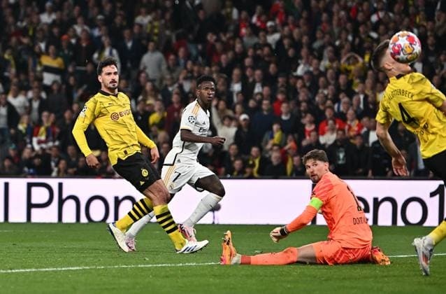 01 06 2024, xfux, Football UEFA Champions League Final 2024, Borussia Dortmund Real Madrid, emspor, v l Mats Hummels Borussia Dortmund , Ramy Bensebaini Borussia Dortmund , Vinicius Junior Real Madrid , Gregor Knobel Borussia Dortmund Goal scored, erziehlt das Tor zum 2 0 DFL DFB REGULATIONS PROHIBIT ANY USE OF PHOTOGRAPHS as IMAGE SEQUENCES and or QUASI VIDEO London