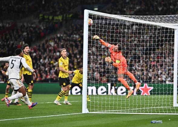 01 06 2024, xfux, Football UEFA Champions League Final 2024, Borussia Dortmund Real Madrid, emspor, v l Gregor Knobel Borussia Dortmund with parade DFL DFB REGULATIONS PROHIBIT ANY USE OF PHOTOGRAPHS as IMAGE SEQUENCES and or QUASI VIDEO London