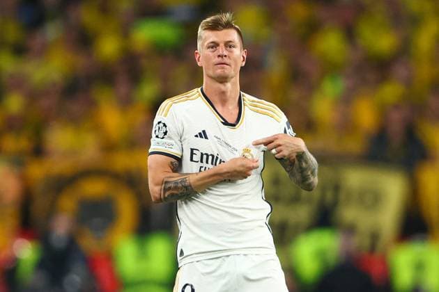 Toni Kroos of Real Madrid leaves the pitch to an ovation from supporters Borussia Dortmund v Real Madrid, UEFA Champions League, Final, Football, Wembley Stadium, London, UK - 01 June 2024 EDITORIAL USE ONLY No use with unauthorised audio, video, data, fixture lists, club league logos or live services. Online in-match use limited to 120 images, no video emulation. No use in betting, games or single club league player publications.  Copyright: xKieranxMcManus Shutterstockx 14516313cq