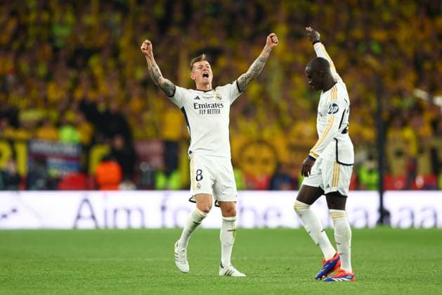 Toni Kroos of Real Madrid leaves the pitch to an ovation from supporters Borussia Dortmund v Real Madrid, UEFA Champions League, Final, Football, Wembley Stadium, London, UK - 01 June 2024 EDITORIAL USE ONLY No use with unauthorised audio, video, data, fixture lists, club league logos or live services. Online in-match use limited to 120 images, no video emulation. No use in betting, games or single club league player publications.  Copyright: xKieranxMcManus Shutterstockx 14516313cr