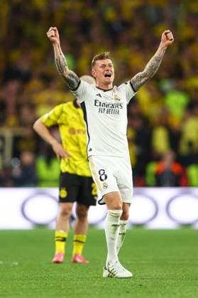 Toni Kroos of Real Madrid leaves the pitch to an ovation from supporters Borussia Dortmund v Real Madrid, UEFA Champions League, Final, Football, Wembley Stadium, London, UK - 01 June 2024 EDITORIAL USE ONLY No use with unauthorised audio, video, data, fixture lists, club league logos or live services. Online in-match use limited to 120 images, no video emulation. No use in betting, games or single club league player publications.  Copyright: xKieranxMcManus Shutterstockx 14516313cn