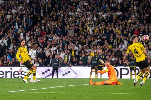 Football, Men, Season 2023 2024, Champions League Final , Borussia Dortmund Real Madrid, f l Mats Hummels Borussia Dortmund , Vinicius Junior Real Madrid scores the goal for 2 0 against goalkeeper Gregor Kobel Borussia Dortmund and Nico Schlotterbeck Borussia Dortmund , 01 06 2024, Copyright: xSebastianxRäppold MatthiasxKochx