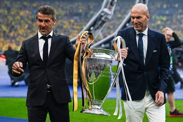 2024-06-01 Borussia Dortmund v Real Madrid CF - UEFA Champions League Final 2023 24 LONDON, UNITED KINGDOM - JUNE 1: Karl-Heinz Riedle and Zinedine Zidane bringing out the UEFA Champions League trophy ahead of the UEFA Champions League Final 2023 24 match between Borussia Dortmund and Real Madrid CF at Wembley Stadium on June 1, 2024 in London, United Kingdom. (Photo by Pablo Morano BSR Agency) London United Kingdom Content not available for redistribution in The Netherlands directly or indirectly through any third parties. Copyright: xBSRxAgencyx