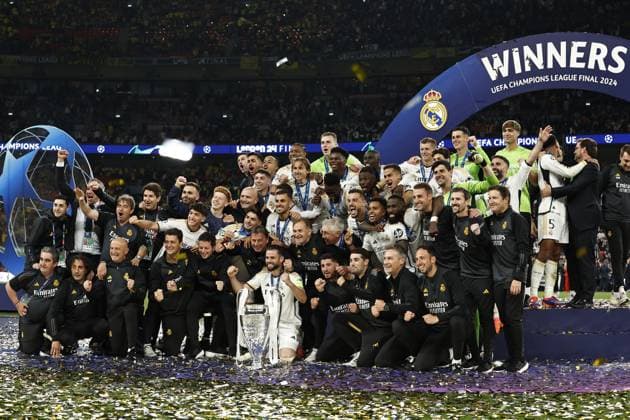 LONDON - Real Madrid goalkeeper Thibaut Courtois, Daniel Carvajal of Real Madrid, Eder Militao of Real Madrid, David Alaba of Real Madrid, Jude Bellingham of Real Madrid, Nacho of Real Madrid, Vinicius Junior of Real Madrid, Toni Kroos of Real Madrid, Luka Modric of Real Madrid, Rodrygo of Real Madrid, Jude Bellingham of Real Madrid, Real Madrid goalkeeper Andriy Lunin, Joselu of Real Madrid, Federico Valverde of Real Madrid, Lucas Vazquez of Real Madrid, Aurelien Tchouameni of Real Madrid, Dani Ceballos of Real Madrid , Brahim Diaz of Real Madrid, Antonio Rudiger of Real Madrid, Ferland Mendy of Real Madrid, Arda Guler of Real Madrid, Real Madrid goalkeeper Kepa Arrizabalaga, Real Madrid goalkeeper Javier Belman, Real Madrid coach Carlo Ancelotti, Real Madrid assistant coach Davide Ancelotti, Real Madrid assistant coach Francesco Mauri with UEFA Champions League trophy, Coupe des clubs Champions Europeans during the UEFA Champions League Final between Borussia Dortmund and Real Madrid at Wembley Stadium on June 1, 2024 in London, United Kingdom. ANP Hollandse Hoogte MAURICE VAN STEEN UEFA Champions League 2023 24 FINAL 2024 xVIxANPxSportx xVanxSteenxFotografiexIVx 500105977 originalFilename: 500105977.jpg