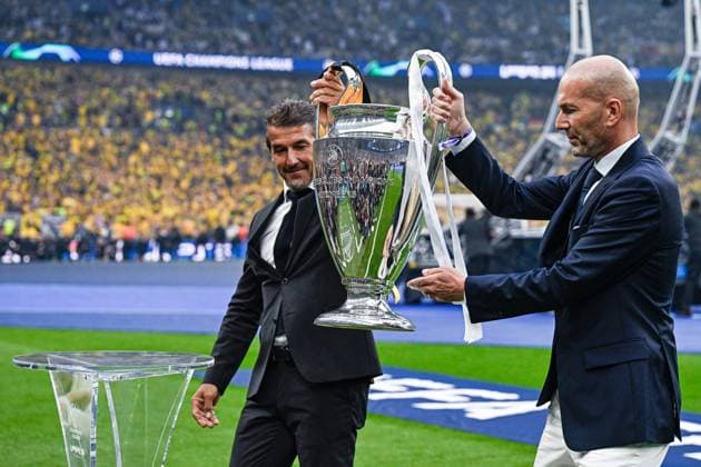 2024-06-01 Borussia Dortmund v Real Madrid CF - UEFA Champions League Final 2023 24 LONDON, UNITED KINGDOM - JUNE 1: Karl-Heinz Riedle and Zinedine Zidane bringing out the UEFA Champions League trophy ahead of the UEFA Champions League Final 2023 24 match between Borussia Dortmund and Real Madrid CF at Wembley Stadium on June 1, 2024 in London, United Kingdom. (Photo by Pablo Morano BSR Agency) London United Kingdom Content not available for redistribution in The Netherlands directly or indirectly through any third parties. Copyright: xBSRxAgencyx