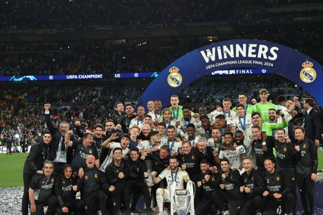 Real Madrid players and coaching staff pose with the Champions Cup after beating Borussia Dortmund in the Champions League final, in London, Britain, 01 June 2024. UEFA Champions League final - Borussia Dortmund vs Real Madrid !ACHTUNG: NUR REDAKTIONELLE NUTZUNG!  Copyright: xKikoxHuescax(es-ES)x GRAF2946 20240601-55013753301_1