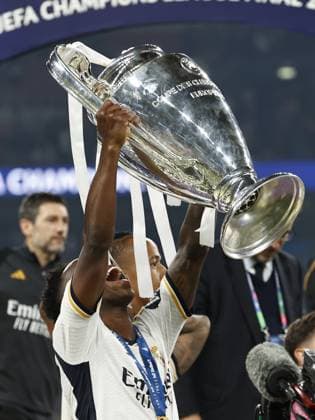 LONDON - Vinicius Junior of Real Madrid with UEFA Champions League trophy, Coupe des clubs Champions Europans during the UEFA Champions League Final between Borussia Dortmund and Real Madrid at Wembley Stadium on June 1, 2024 in London, United Kingdom. ANP Hollandse Hoogte MAURICE VAN STEEN UEFA Champions League 2023 24 FINAL 2024 xVIxANPxSportx xVanxSteenxFotografiexIVx 500106144 originalFilename: 500106144.jpg