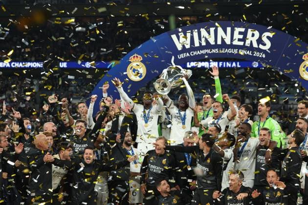 Real Madrid players and coaching staff pose with the Champions Cup after beating Borussia Dortmund in the Champions League final, in London, Britain, 01 June 2024. UEFA Champions League final - Borussia Dortmund vs Real Madrid !ACHTUNG: NUR REDAKTIONELLE NUTZUNG!  Copyright: xKikoxHuescax(es-ES)x GRAF2948 20240601-55013753317_1