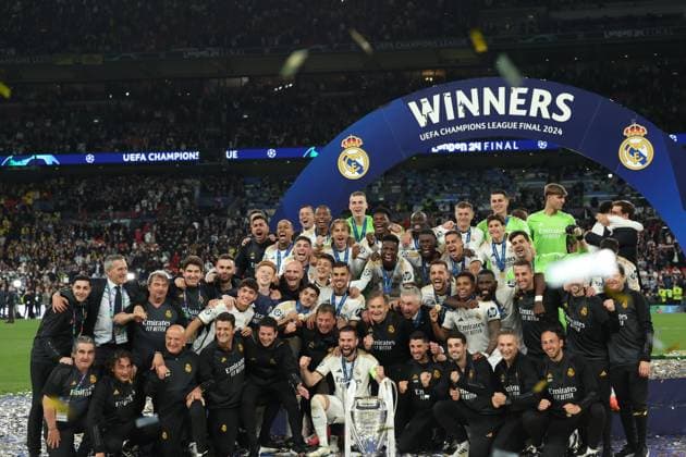 Real Madrid players and coaching staff pose with the Champions Cup after beating Borussia Dortmund in the Champions League final, in London, Britain, 01 June 2024. UEFA Champions League final - Borussia Dortmund vs Real Madrid !ACHTUNG: NUR REDAKTIONELLE NUTZUNG!  Copyright: xKikoxHuescax(es-ES)x GRAF2949 20240601-55013753318_1