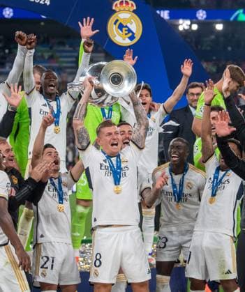 Football, Men, Season 2023 2024, Champions League Final , Borussia Dortmund Real Madrid, Winner photo Madrid, Toni Kroos Real Madrid with trophy, 01 06 2024, Copyright: xSebastianxRäppold MatthiasxKochx