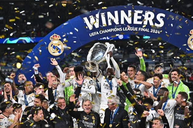 01 06 2024, xfux, Football UEFA Champions League Final 2024, Borussia Dortmund Real Madrid, emspor, v l Eduardo Camavinga Real Madrid and team cheer celebrate at the end of the match with champions league pokal DFL DFB REGULATIONS PROHIBIT ANY USE OF PHOTOGRAPHS as IMAGE SEQUENCES and or QUASI VIDEO London