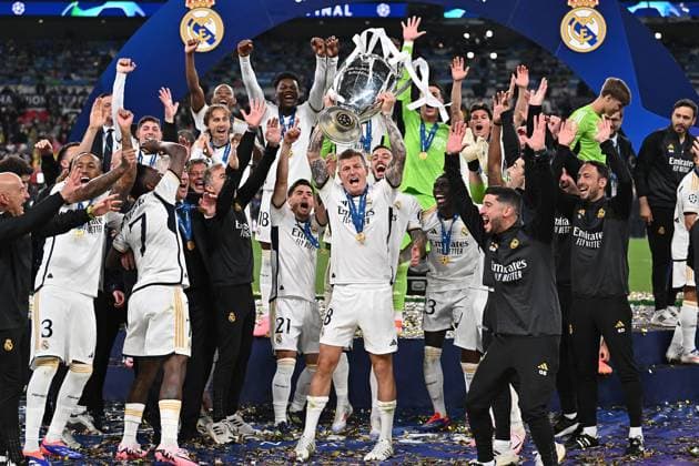 01 06 2024, xfux, Football UEFA Champions League Final 2024, Borussia Dortmund Real Madrid, emspor, v l Toni Kroos Real Madrid and team cheer celebrate at the end of the match with champions league pokal DFL DFB REGULATIONS PROHIBIT ANY USE OF PHOTOGRAPHS as IMAGE SEQUENCES and or QUASI VIDEO London