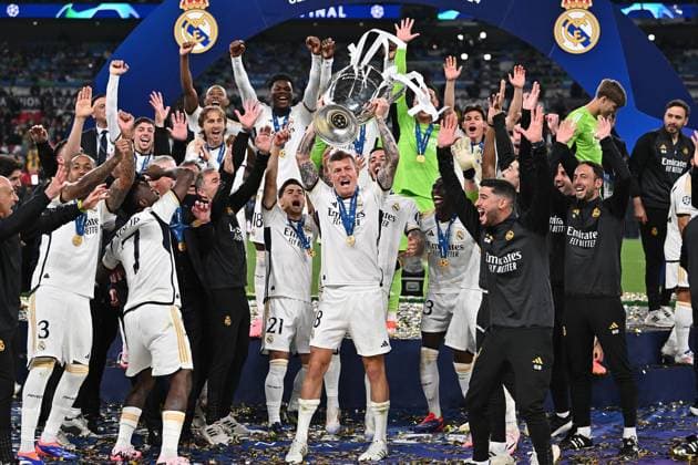 01 06 2024, xfux, Football UEFA Champions League Final 2024, Borussia Dortmund Real Madrid, emspor, v l Toni Kroos Real Madrid and team cheer celebrate at the end of the match with champions league pokal DFL DFB REGULATIONS PROHIBIT ANY USE OF PHOTOGRAPHS as IMAGE SEQUENCES and or QUASI VIDEO London
