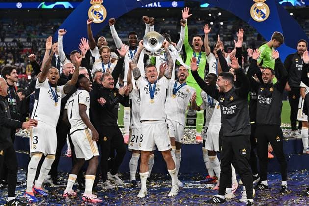 01 06 2024, xfux, Football UEFA Champions League Final 2024, Borussia Dortmund Real Madrid, emspor, v l Toni Kroos Real Madrid and team cheer celebrate at the end of the match with champions league pokal DFL DFB REGULATIONS PROHIBIT ANY USE OF PHOTOGRAPHS as IMAGE SEQUENCES and or QUASI VIDEO London