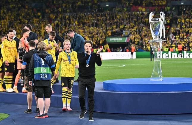 01 06 2024, xfux, Football UEFA Champions League Final 2024, Borussia Dortmund Real Madrid, emspor, v l Coach Edin Terzic Borussia Dortmund runs disappointed, looking disappointed, dissapointed past the cup DFL DFB REGULATIONS PROHIBIT ANY USE OF PHOTOGRAPHS as IMAGE SEQUENCES and or QUASI VIDEO London