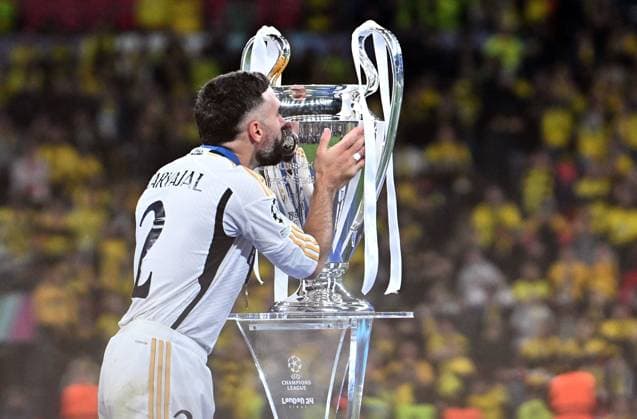 01 06 2024, xfux, Football UEFA Champions League Final 2024, Borussia Dortmund Real Madrid, emspor, v l Daniel Carvajal Real Madrid kisses the cup DFL DFB REGULATIONS PROHIBIT ANY USE OF PHOTOGRAPHS as IMAGE SEQUENCES and or QUASI VIDEO London
