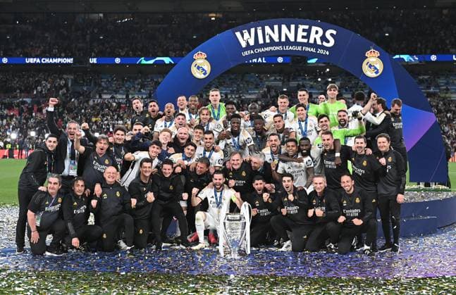 01 06 2024, xfux, Football UEFA Champions League Final 2024, Borussia Dortmund Real Madrid, emspor, v l Nacho Real Madrid and Team siegerfoto mit Pokal DFL DFB REGULATIONS PROHIBIT ANY USE OF PHOTOGRAPHS as IMAGE SEQUENCES and or QUASI VIDEO London