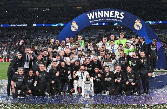 01 06 2024, xfux, Football UEFA Champions League Final 2024, Borussia Dortmund Real Madrid, emspor, v l Nacho Real Madrid and Team siegerfoto mit Pokal DFL DFB REGULATIONS PROHIBIT ANY USE OF PHOTOGRAPHS as IMAGE SEQUENCES and or QUASI VIDEO London
