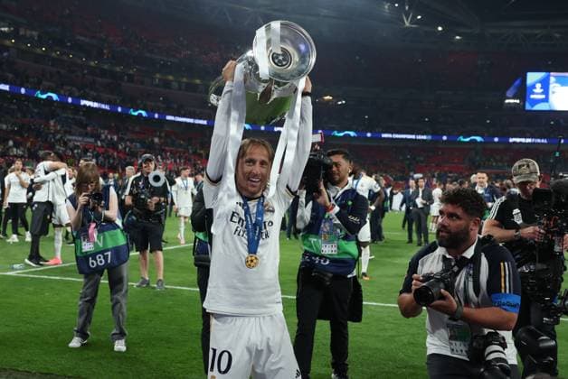 Real Madrid s Croatian midfielder, Luka Modric, with the trophy that accredits them as winners of the Champions League after beating Borussia Dortmund 2-0, in London, Britain, 01 June 2024. UEFA Champions League final - Borussia Dortmund vs Real Madrid !ACHTUNG: NUR REDAKTIONELLE NUTZUNG!  Copyright: xKikoxHuescax(es-ES)x GRAF2967 20240601-55013753423_1