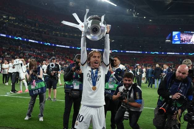 Real Madrid s Croatian midfielder, Luka Modric, with the trophy that accredits them as winners of the Champions League after beating Borussia Dortmund 2-0, in London, Britain, 01 June 2024. UEFA Champions League final - Borussia Dortmund vs Real Madrid !ACHTUNG: NUR REDAKTIONELLE NUTZUNG!  Copyright: xKikoxHuescax(es-ES)x GRAF2965 20240601-55013753424_1
