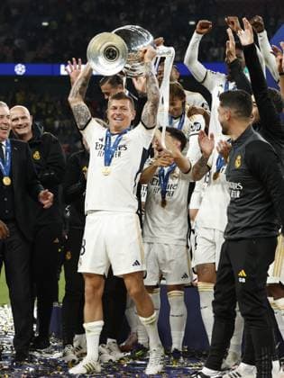 LONDON - (l-r) Real Madrid coach Carlo Ancelotti, Toni Kroos of Real Madrid, Luka Modric of Real Madrid, with UEFA Champions League trophy, Coupe des clubs Champions Europeans during the UEFA Champions League Final between Borussia Dortmund and Real Madrid at Wembley stadium on June 1, 2024 in London, United Kingdom. ANP Hollandse Hoogte MAURICE VAN STEEN UEFA Champions League 2023 24 FINAL 2024 xVIxANPxSportx xVanxSteenxFotografiexIVx 500107165 originalFilename: 500107165.jpg