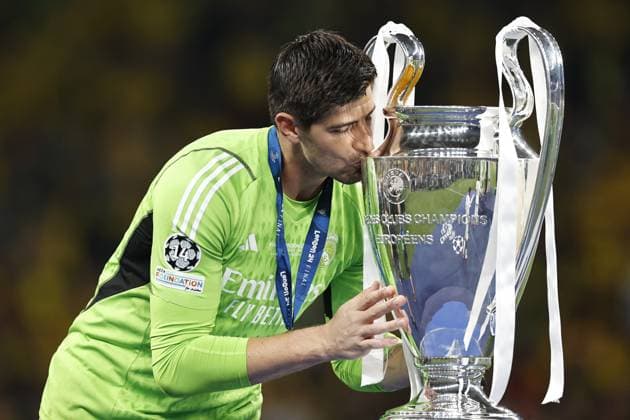 LONDON - Real Madrid goalkeeper Thibaut Courtois with UEFA Champions League trophy, Coupe des clubs Champions Europeens during the UEFA Champions League Final between Borussia Dortmund and Real Madrid at Wembley Stadium on June 1, 2024 in London, United Kingdom. ANP Hollandse Hoogte MAURICE VAN STEEN UEFA Champions League 2023 24 FINAL 2024 xVIxANPxSportx xVanxSteenxFotografiexIVx 500107171 originalFilename: 500107171.jpg