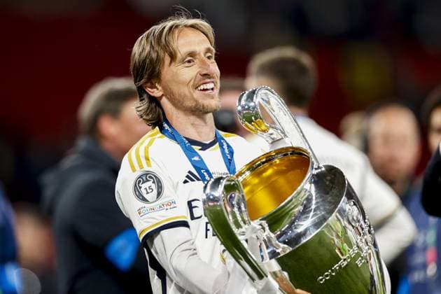 LONDON - Luka Modric of Real Madrid with UEFA Champions League trophy, Coupe des clubs Champions Europeans during the UEFA Champions League Final between Borussia Dortmund and Real Madrid at Wembley Stadium on June 1, 2024 in London, United Kingdom. ANP Hollandse Hoogte MAURICE VAN STEEN UEFA Champions League 2023 24 FINAL 2024 xVIxANPxSportx xVanxSteenxFotografiexIVx 500107199 originalFilename: 500107199.jpg