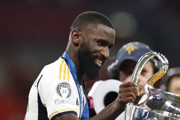 LONDON - Antonio Rudiger of Real Madrid with UEFA Champions League trophy, Coupe des clubs Champions Europeens during the UEFA Champions League Final between Borussia Dortmund and Real Madrid at Wembley Stadium on June 1, 2024 in London, United Kingdom. ANP Hollandse Hoogte MAURICE VAN STEEN UEFA Champions League 2023 24 FINAL 2024 xVIxANPxSportx xVanxSteenxFotografiexIVx 500107204 originalFilename: 500107204.jpg