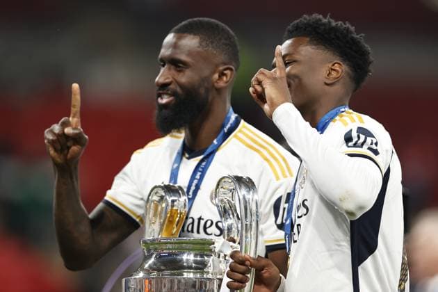 LONDON - (l-r) Antonio Rudiger of Real Madrid, Federico Valverde of Real Madrid with UEFA Champions League trophy, Coupe des clubs Champions Europeans during the UEFA Champions League Final between Borussia Dortmund and Real Madrid at Wembley Stadium on June 1, 2024 in London, United Kingdom. ANP Hollandse Hoogte MAURICE VAN STEEN UEFA Champions League 2023 24 FINAL 2024 xVIxANPxSportx xVanxSteenxFotografiexIVx 500107532 originalFilename: 500107532.jpg