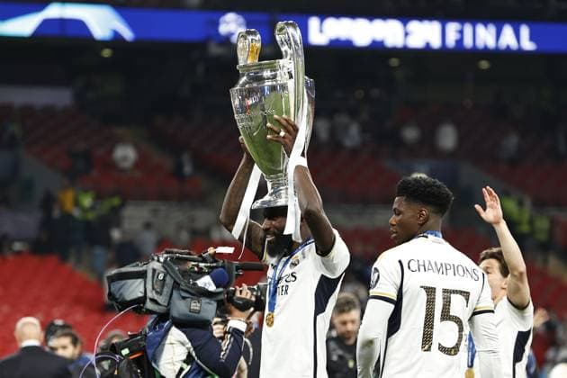 LONDON - (l-r) Antonio Rudiger of Real Madrid, Federico Valverde of Real Madrid with UEFA Champions League trophy, Coupe des clubs Champions Europeans during the UEFA Champions League Final between Borussia Dortmund and Real Madrid at Wembley Stadium on June 1, 2024 in London, United Kingdom. ANP Hollandse Hoogte MAURICE VAN STEEN UEFA Champions League 2023 24 FINAL 2024 xVIxANPxSportx xVanxSteenxFotografiexIVx 500107548 originalFilename: 500107548.jpg