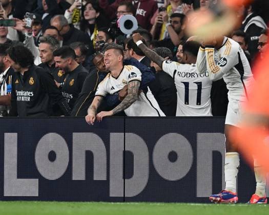 01 06 2024, xfux, Football UEFA Champions League Final 2024, Borussia Dortmund Real Madrid, emspor, v l Toni Kroos Real Madrid and team cheer celebrate at the end of the match DFL DFB REGULATIONS PROHIBIT ANY USE OF PHOTOGRAPHS as IMAGE SEQUENCES and or QUASI VIDEO London