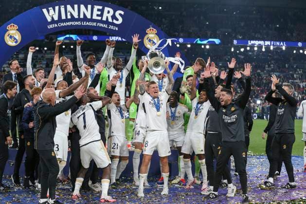 Borussia Dortmund v Real Madrid Real Madrid midfielder Toni Kroos (8) lifts the trophy during the Borussia Dortmund v Real Madrid UEFA Champions League Final at Wembley Stadium, London, England, United Kingdom on 1 June 2024 Editorial use only. All images are copyright Every Second Media Limited. No images may be reproduced without prior permission. Copyright: xIMAGO EveryxSecondxMediax ESM-1027-0167