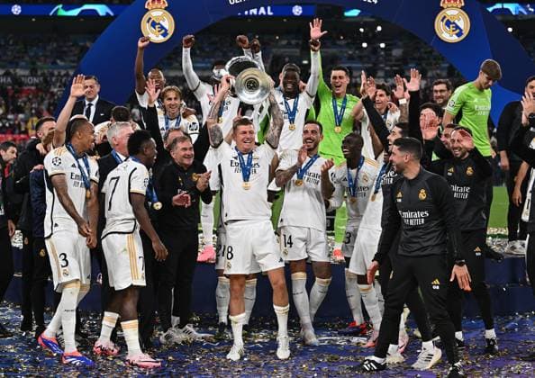 01 06 2024, xfux, Football UEFA Champions League Final 2024, Borussia Dortmund Real Madrid, emspor, v l Toni Kroos Real Madrid , Joselu Real Madrid and team jubeln jubilieren celebrate at the end of the match with pokal DFL DFB REGULATIONS PROHIBIT ANY USE OF PHOTOGRAPHS as IMAGE SEQUENCES and or QUASI VIDEO London