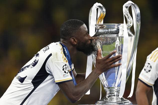 LONDON - Antonio Rudiger of Real Madrid with UEFA Champions League trophy, Coupe des clubs Champions Europeens during the UEFA Champions League Final between Borussia Dortmund and Real Madrid at Wembley Stadium on June 1, 2024 in London, United Kingdom. ANP Hollandse Hoogte MAURICE VAN STEEN UEFA Champions League 2023 24 FINAL 2024 xVIxANPxSportx xVanxSteenxFotografiexIVx 500108730 originalFilename: 500108730.jpg