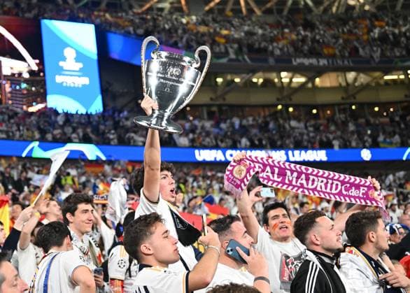 01 06 2024, xfux, Football UEFA Champions League Final 2024, Borussia Dortmund Real Madrid, emspor, v l Fans Real Madrid DFL DFB REGULATIONS PROHIBIT ANY USE OF PHOTOGRAPHS as IMAGE SEQUENCES and or QUASI VIDEO London