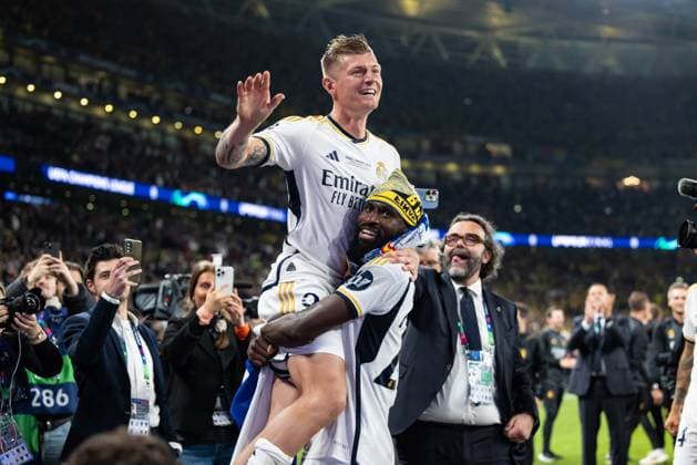 Football - 2023 2024 UEFA Champions League - Final - Borussia Dortmund vs Real Madrid - Wembley Stadium, London - Saturday 1st June 2024 Antonio Rudiger (Real Madrid) hoists the retiring Toni Kroos (Real Madrid) after their final win at Wembley Stadium COLORSPORT DANIEL BEARHAM  csp_bor_reaM_db_01062024