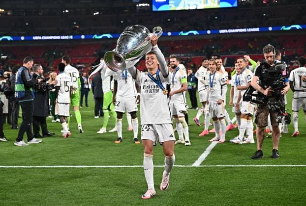 01 06 2024, xfux, Football UEFA Champions League Final 2024, Borussia Dortmund Real Madrid, emspor, v l Arda Güler Real Madrid with the cup DFL DFB REGULATIONS PROHIBIT ANY USE OF PHOTOGRAPHS as IMAGE SEQUENCES and or QUASI VIDEO London