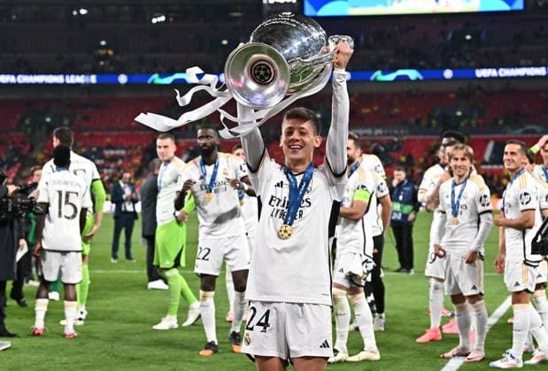 01 06 2024, xfux, Football UEFA Champions League Final 2024, Borussia Dortmund Real Madrid, emspor, v l Arda Güler Real Madrid with the cup DFL DFB REGULATIONS PROHIBIT ANY USE OF PHOTOGRAPHS as IMAGE SEQUENCES and or QUASI VIDEO London