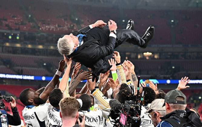 01 06 2024, xfux, Football UEFA Champions League Final 2024, Borussia Dortmund Real Madrid, emspor, v l Coach Carlo Ancelotti Real Madrid is cheered by the team DFL DFB REGULATIONS PROHIBIT ANY USE OF PHOTOGRAPHS as IMAGE SEQUENCES and or QUASI VIDEO London