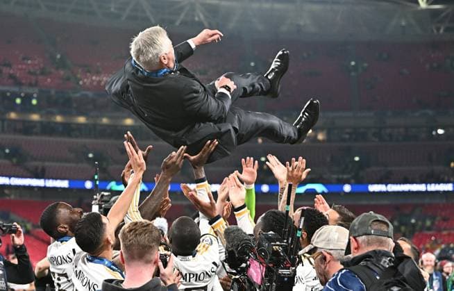 01 06 2024, xfux, Football UEFA Champions League Final 2024, Borussia Dortmund Real Madrid, emspor, v l Coach Carlo Ancelotti Real Madrid is cheered by the team DFL DFB REGULATIONS PROHIBIT ANY USE OF PHOTOGRAPHS as IMAGE SEQUENCES and or QUASI VIDEO London