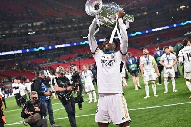 01 06 2024, xfux, Football UEFA Champions League Final 2024, Borussia Dortmund Real Madrid, emspor, v l Aurelien Tchouameni Real Madrid with the cup DFL DFB REGULATIONS PROHIBIT ANY USE OF PHOTOGRAPHS as IMAGE SEQUENCES and or QUASI VIDEO London