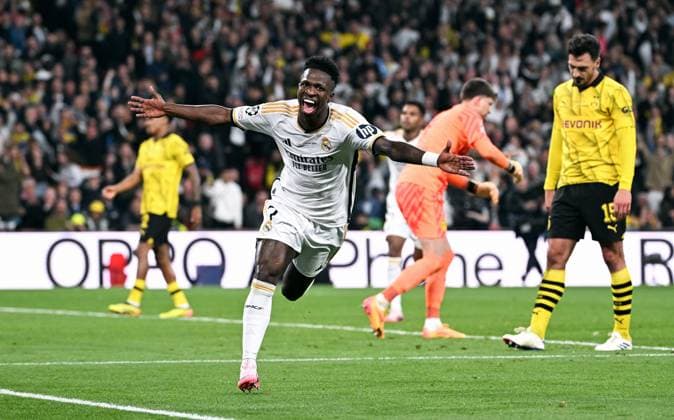 Soccer, Champions League Final, Season 2023 2024, Wembley Stadium London Bor Dortmund Real Madrid 0 2 Cheers Vinicius Junior RMA after his goal for 0 2, Mats Hummels BVB disappointed Cheers, Joy, Action, Disappointment, Frustration UEFA REGULATIONS PROHIBIT ANY USE OF PHOTOGRAPHS AS IMAGE SEQUENCES AND OR QUASI VIDEO