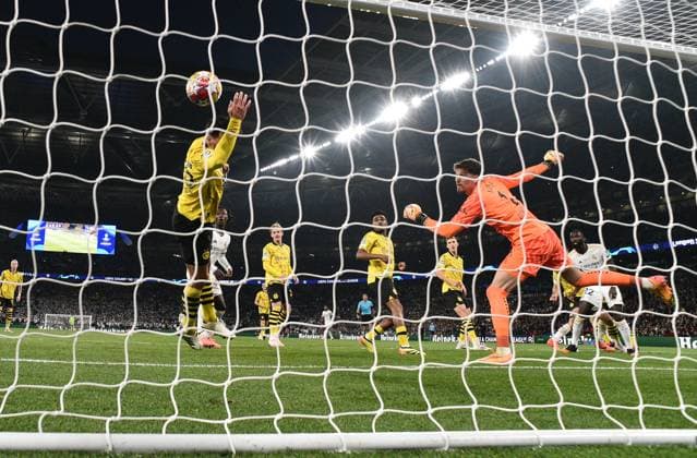 01 06 2024, xfux, Football UEFA Champions League Final 2024, Borussia Dortmund Real Madrid, emspor, v l Mats Hummels Borussia Dortmund , Gregor Knobel Borussia Dortmund , Daniel Carvajal Real Madrid Goal scored, erziehlt das Tor zum 1 0 DFL DFB REGULATIONS PROHIBIT ANY USE OF PHOTOGRAPHS as IMAGE SEQUENCES and or QUASI VIDEO London