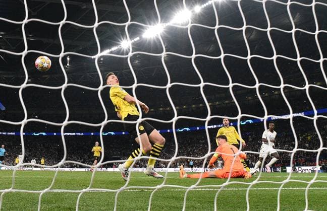 01 06 2024, xfux, Football UEFA Champions League Final 2024, Borussia Dortmund Real Madrid, emspor, v l Nico Schlotterbeck Borussia Dortmund , Mats Hummels Borussia Dortmund , Gregor Knobel Borussia Dortmund , Vinicius Junior Real Madrid Goal scored, erziehlt das Tor zum 2 0 DFL DFB REGULATIONS PROHIBIT ANY USE OF PHOTOGRAPHS as IMAGE SEQUENCES and or QUASI VIDEO London
