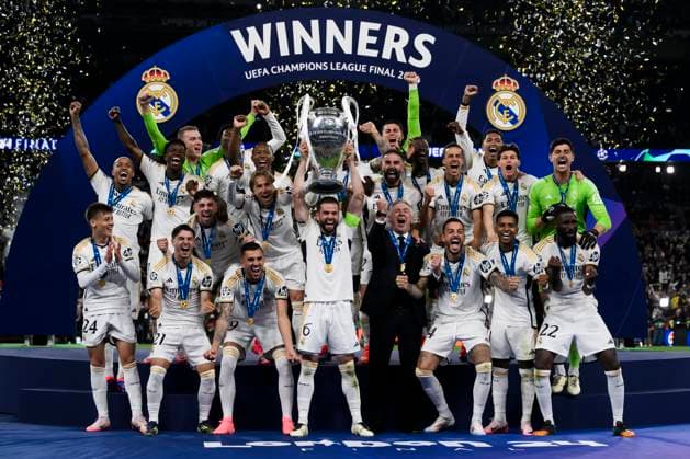 Borussia Dortmund v Real Madrid CF - UEFA Champions League Nacho of Real Madrid CF lifts the trophy as players of Real Madrid CF and Carlo Ancelotti, head coach of Real Madrid CF, clebrate during the UEFA Champions League final football match between Borussia Dortmund and Real Madrid CF. London United Kingdom Copyright: xNicolòxCampox