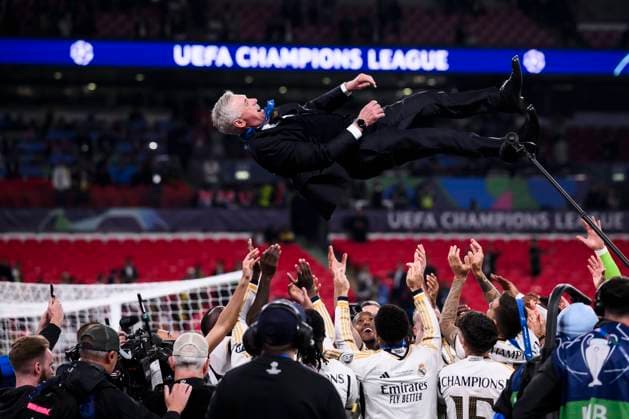 Sport Bilder des Tages Borussia Dortmund v Real Madrid CF - UEFA Champions League Carlo Ancelotti, head coach of Real Madrid CF, is thrown into air by olayers of Real Madrid CF during the UEFA Champions League final football match between Borussia Dortmund and Real Madrid CF. London United Kingdom Copyright: xNicolòxCampox