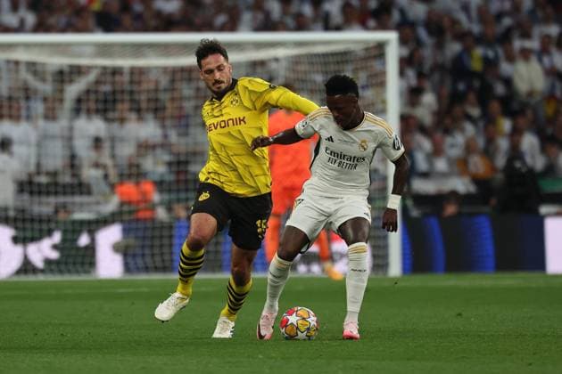 LONDON, ENGLAND, JUNE 01: Mats Hummels (L) of Borussia Dortmund is challenging Vinicius Junior (R) of Real Madrid during the UEFA Champions League final soccer match between Borussia Dortmund and Real Madrid at Wembley Stadium in London, England on June 01, 2024, UEFA Champions League Final - Borussia Dortmund v Real Madrid